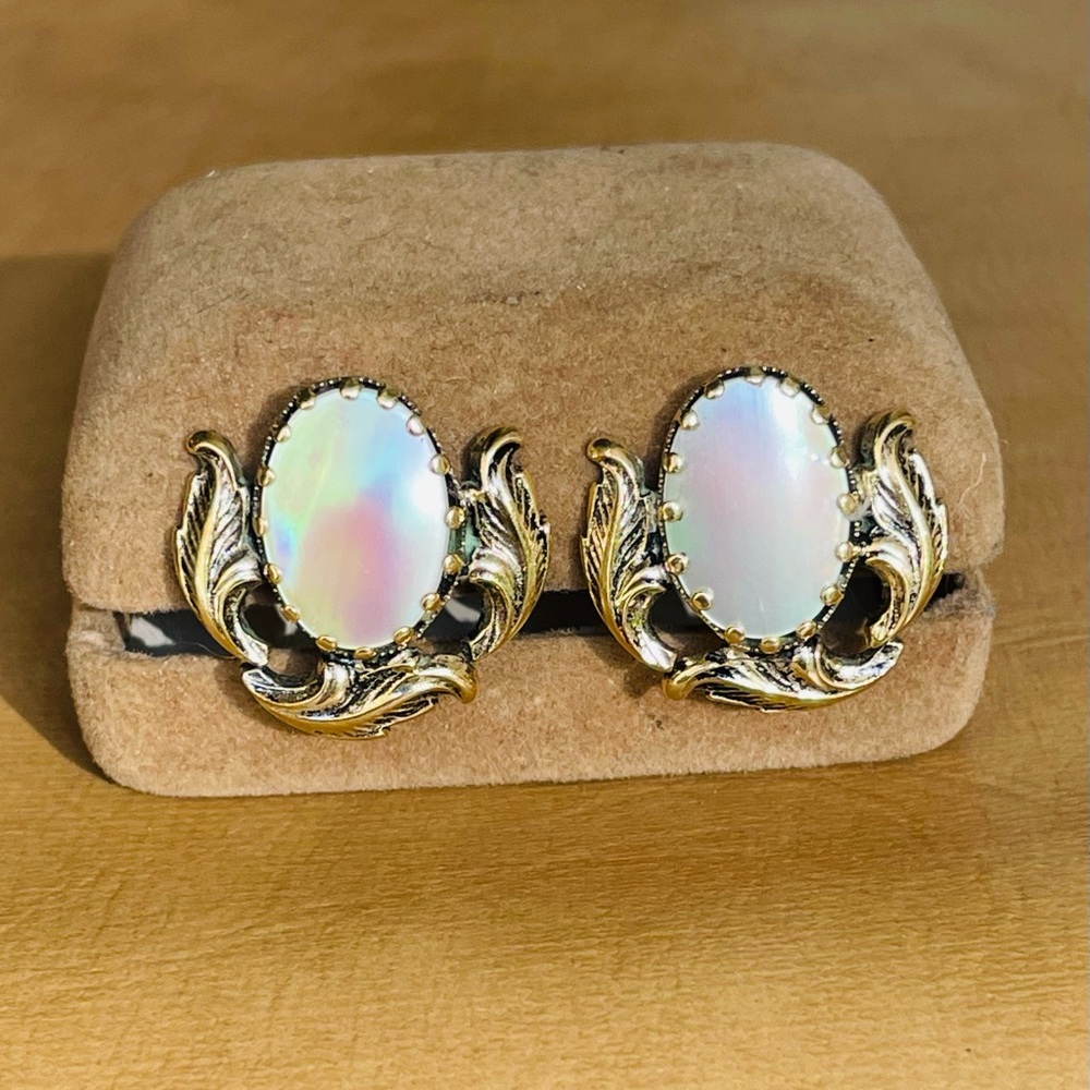 Vintage Austria Pearl Gold Tone Clip On Earrings